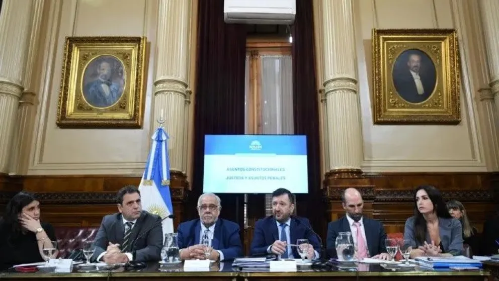 Los senadores debaten la boleta única en medio de la polémica por el aumento de sus salarios