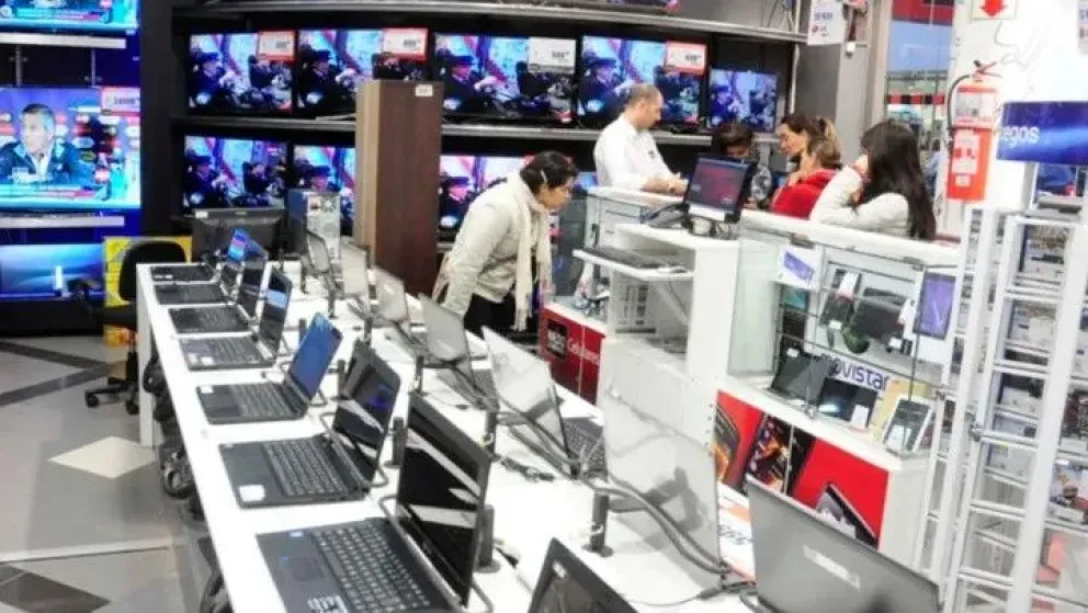 Cuáles son los productos que podrían bajar sus precios si el Gobierno avanza con la reducción del impuesto País