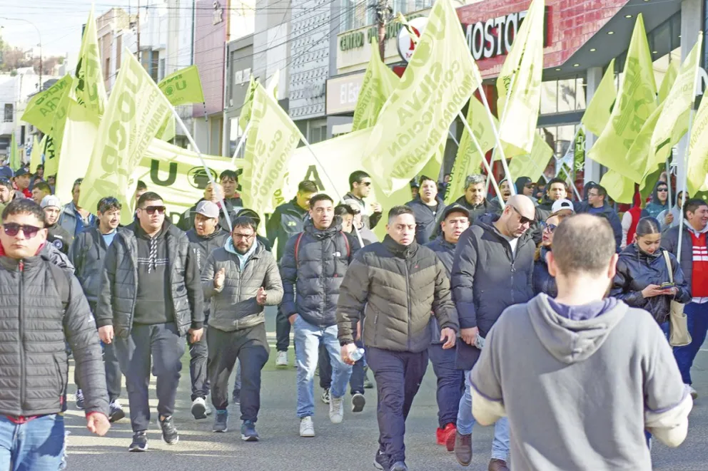Gremios movilizaron en reclamo por la desregulación de los servicios