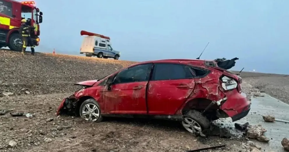 Volcó en una ruta patagónica, dio un "par de tumbos" y se salvó de milagro