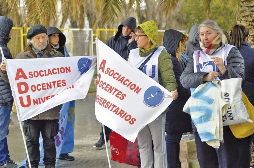 Docentes universitarios en asamblea: “Vamos a organizarnos para una gran marcha en septiembre”