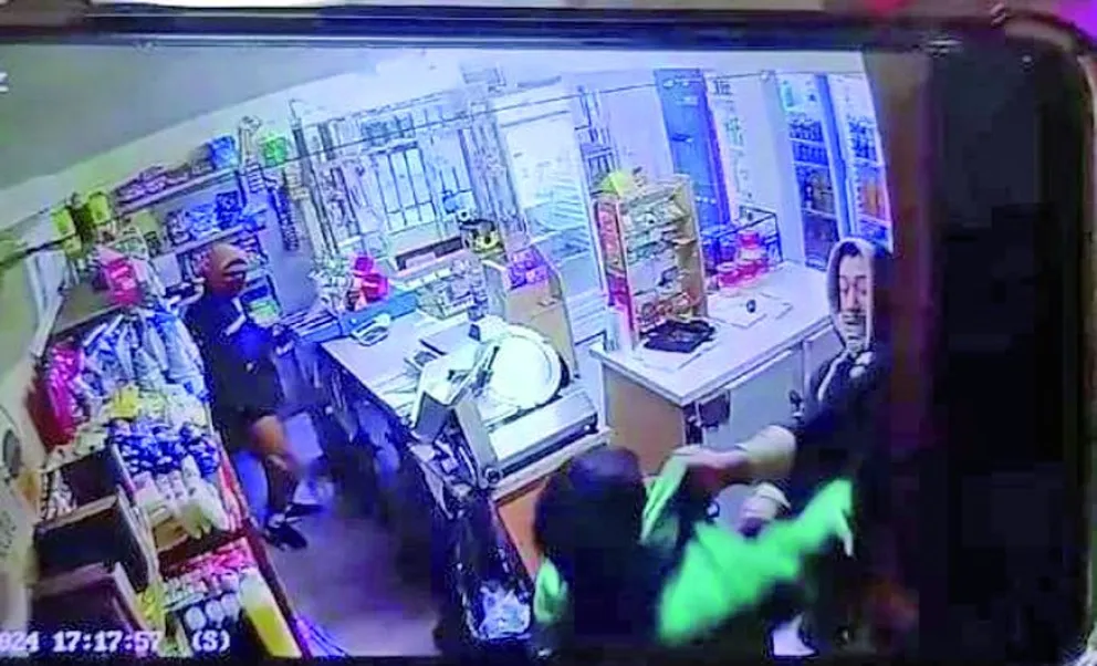 A pocas calles de una subcomisaría asaltaron un kiosco y los policías llegaron al lugar a pie porque no tenían patrullero