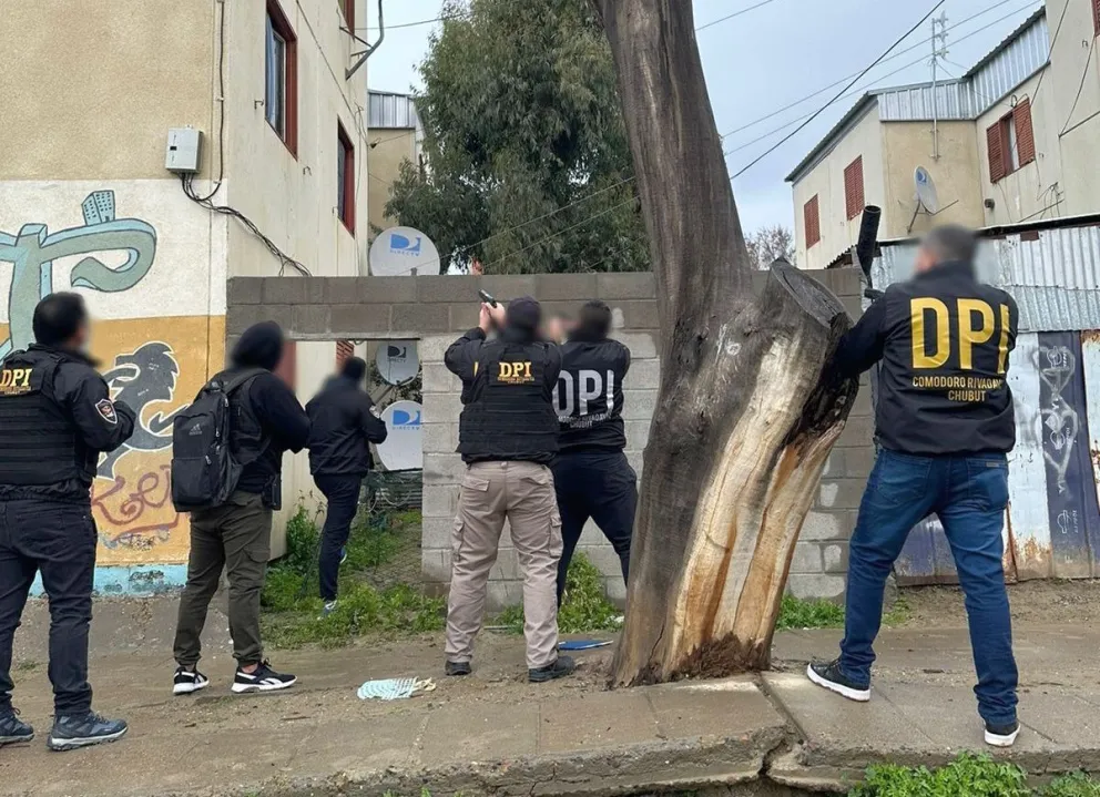 BANDAS EN “LAS 1008”: En 9 allanamientos simultáneos la Policía del Chubut secuestró 7 armas de fuego
