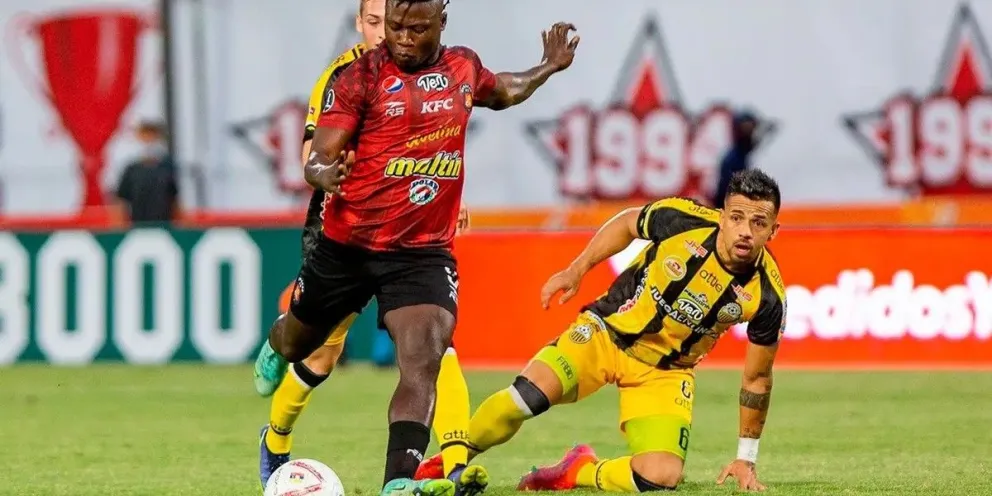 Jugadores del Caracas patearon afuera y a propósito sus penales
