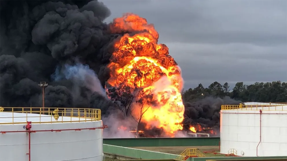 Espectacular incendio en la refinería de YPF de la localidad de Ensenada