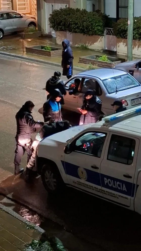 Quisieron robar la rueda de un auto y están involucrados en hechos similares