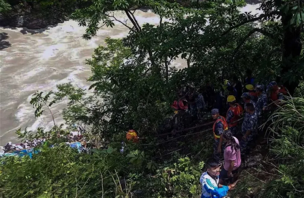 Nepal: un micro cayó al río y fueron rescatadas 29 personas