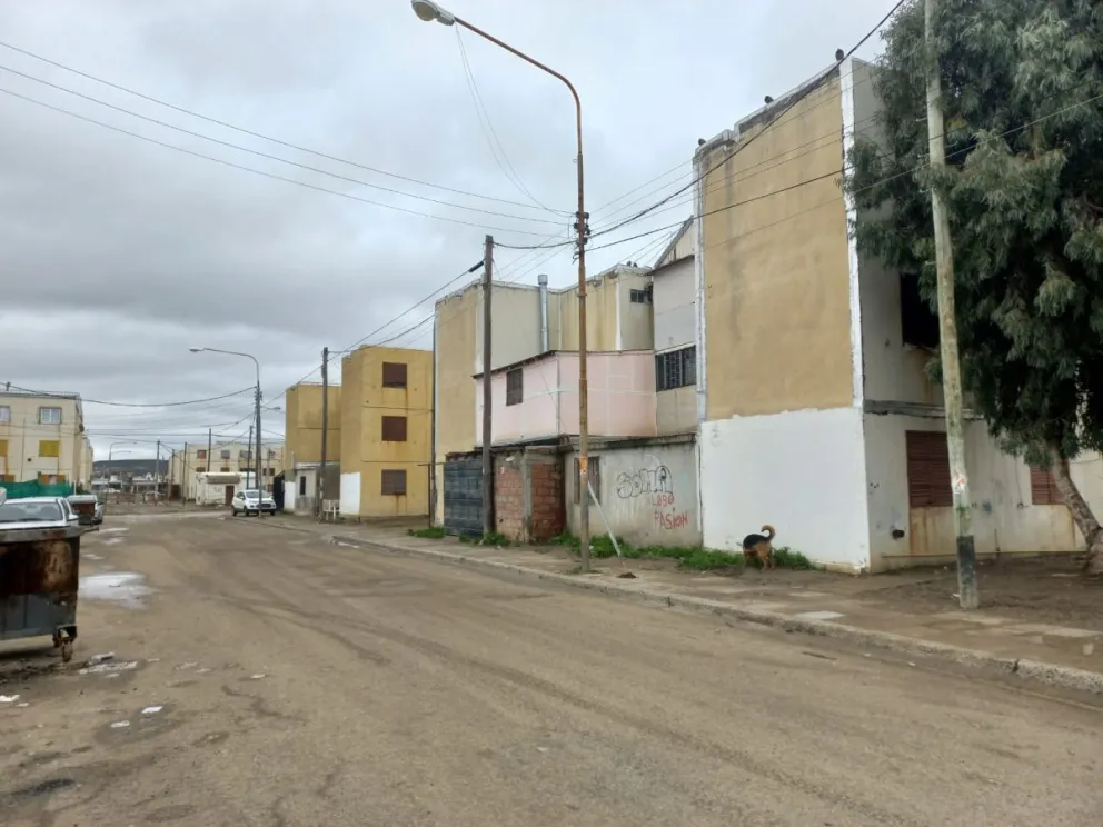 “La solución más pacífica es que esta familia se vaya del barrio” indicaron vecinos de las 1008 viviendas