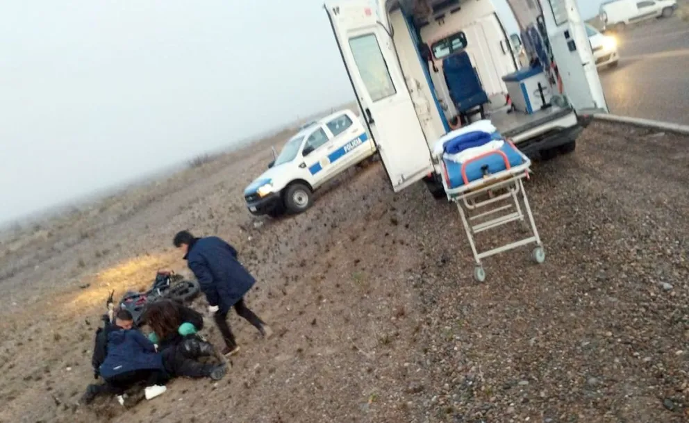Motociclista con una pierna quebrada y múltiples golpes tras estrellarse contra utilitario en la ruta 25 a Rawson