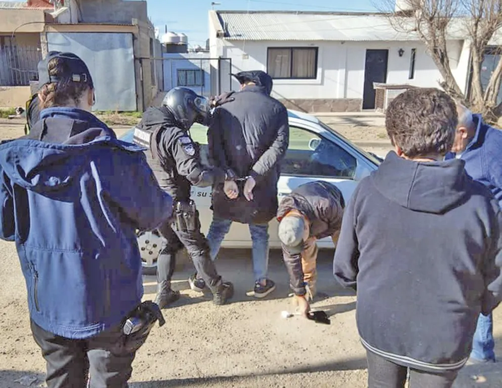 Detuvieron a un sujeto armado que amenazaba a los vecinos en un barrio de Puerto Deseado