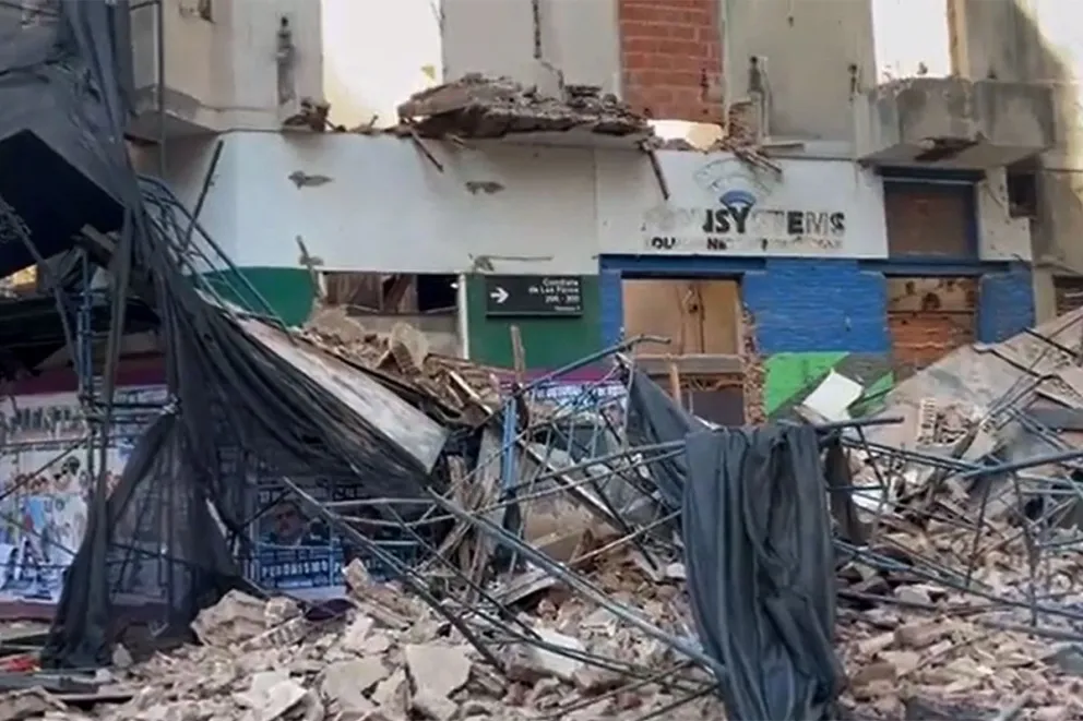 Espectacular derrumbe de un edificio a una cuadra del Congreso de la Nación