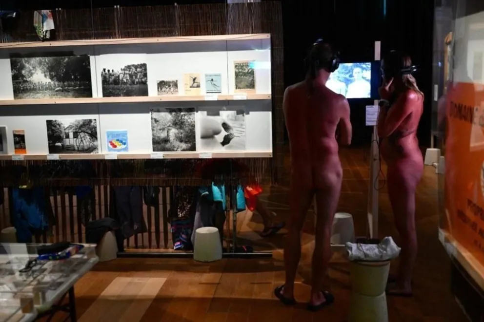 Museo en Francia recibe visitantes “vestidos” solamente con calzado