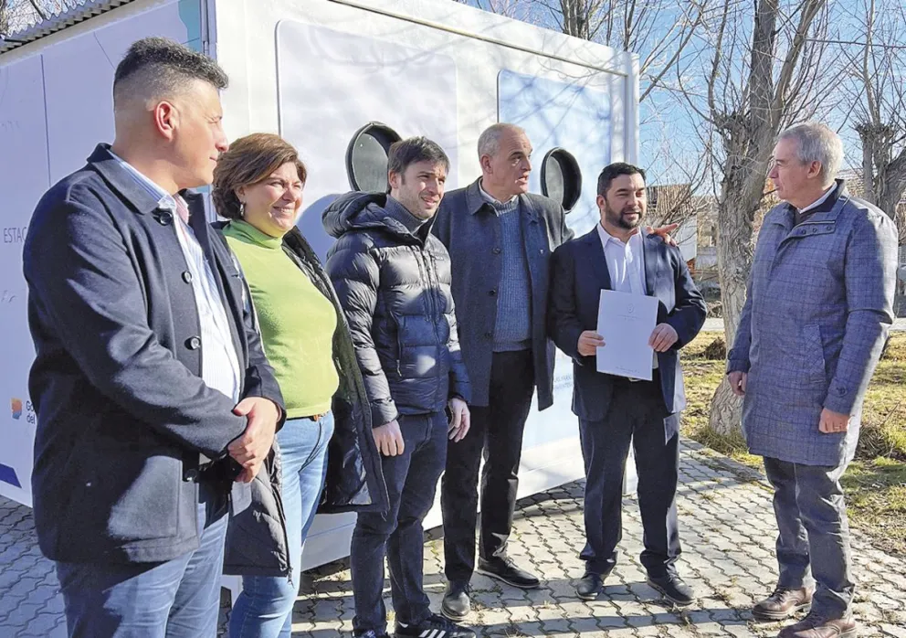 Iniciativa conjunta del Gobierno y PAE  Río Mayo recibió una estación de reciclado