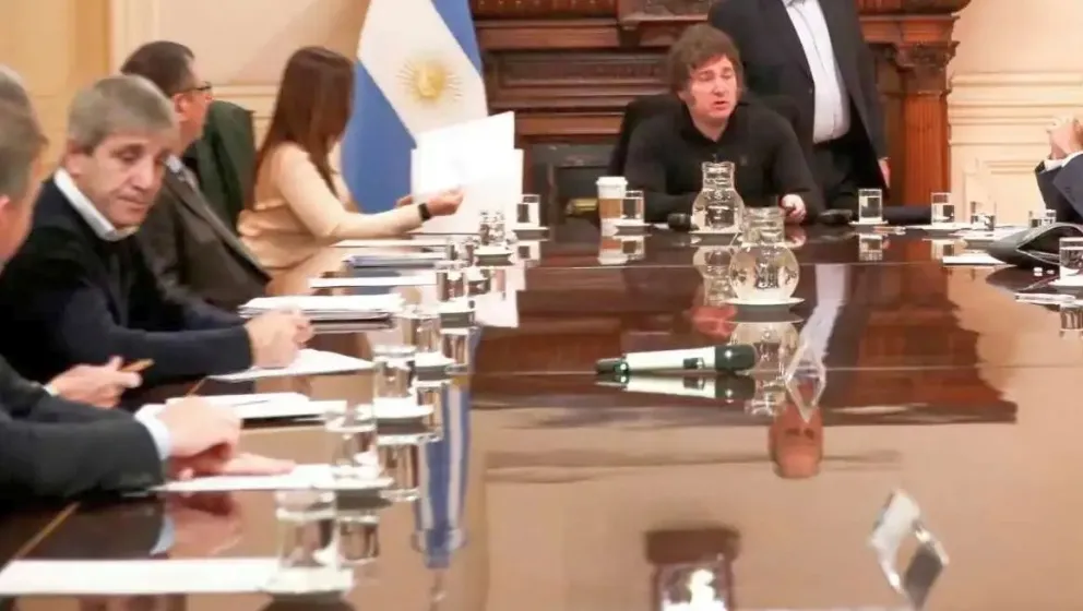 Milei suspendió la reunión de gabinete mientras prepara el veto al aumento para jubilados