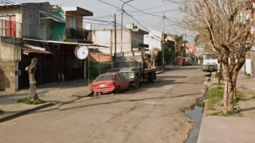 Muerte y misterio: un joven recibió un tiro frente a su casa y se investiga si el amigo lo baleó por accidente