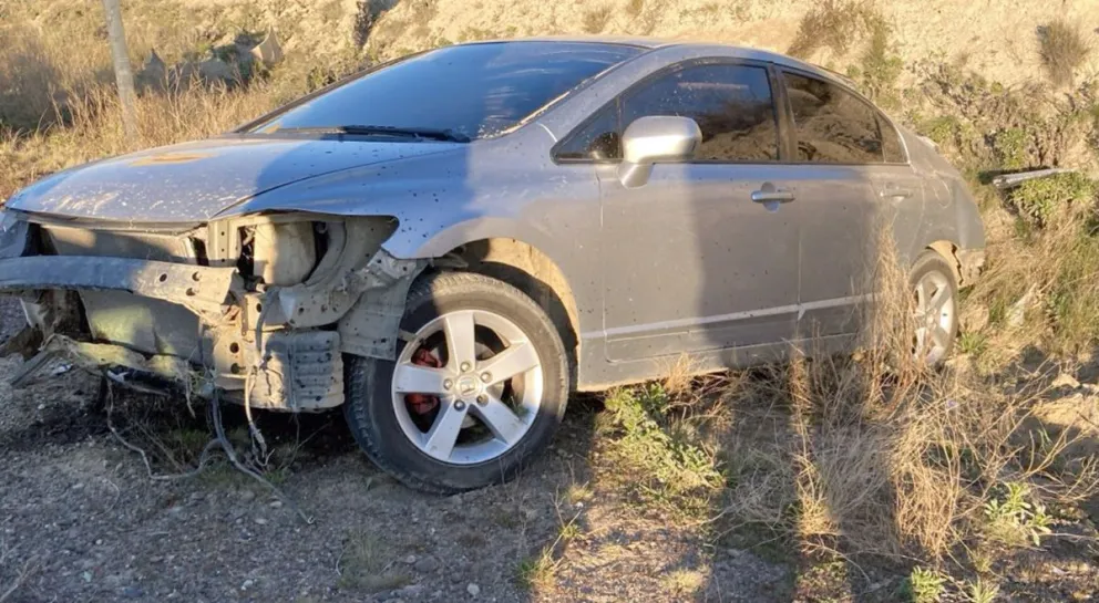 Conductora que viajaba de Comodoro a Madryn se fue de la ruta y chocó montículo de tierra cerca de acceso a Trelew