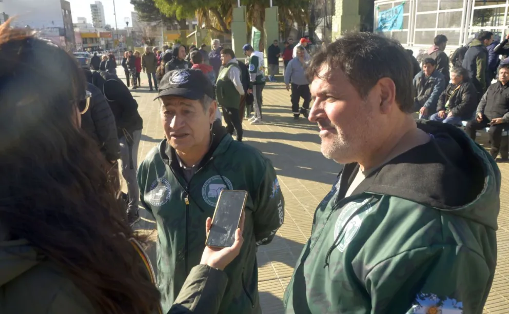 El Centro de Jubilados Camioneros Chubut marchó por el centro de Comodoro en repudio al veto de Milei de la reforma jubilatoria