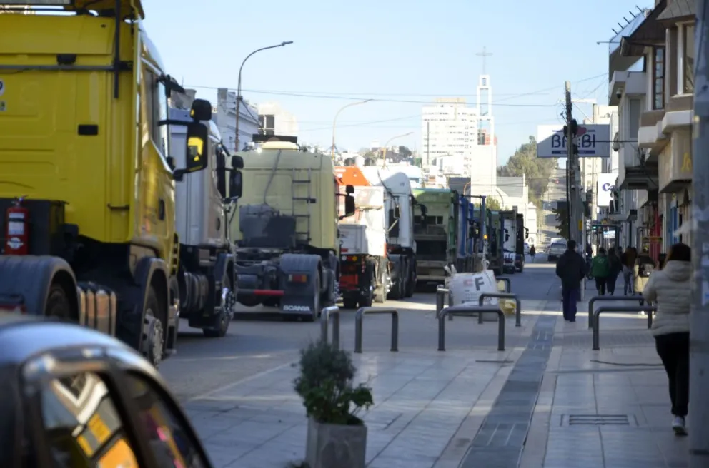Manifestación de Camioneros y UOCRA: “La gente está eligiendo entre comer o pagar los servicios”
