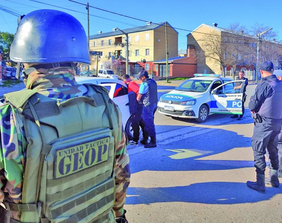 Sorprenden a narco vendiéndole droga a una joven, le allanan el departamento y le secuestran cerca de medio kilo de marihuana