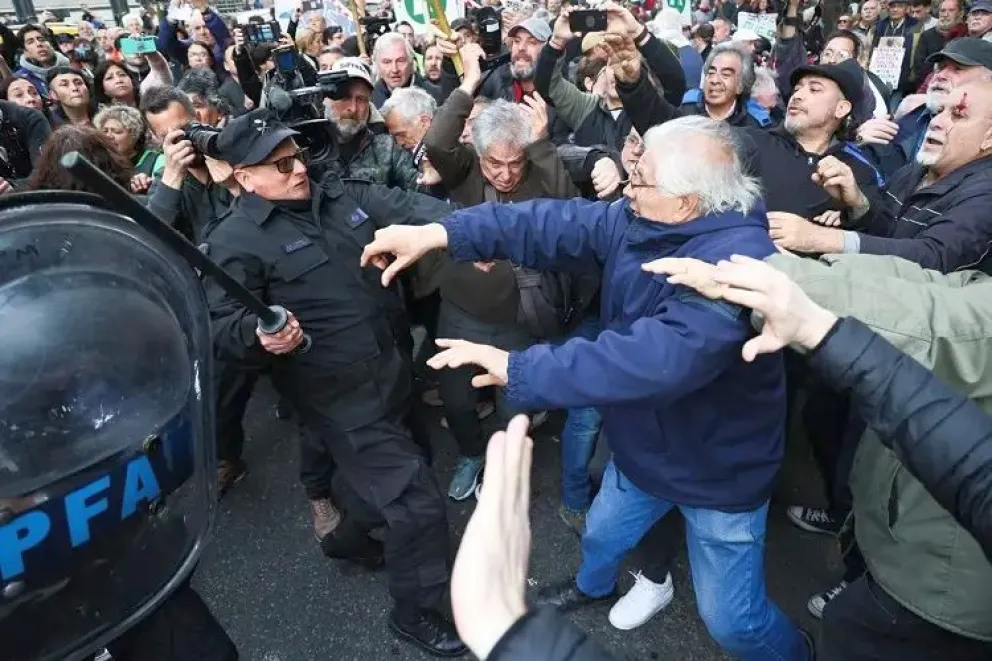 La represión a jubilados y la lectura distinta en medios de comunicación internacionales