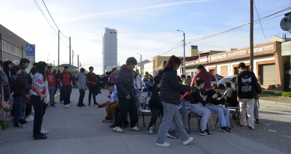 La escuela 796 “Antonio Berni” realizó una actividad al aire libre, reavivando el reclamo por un SUM