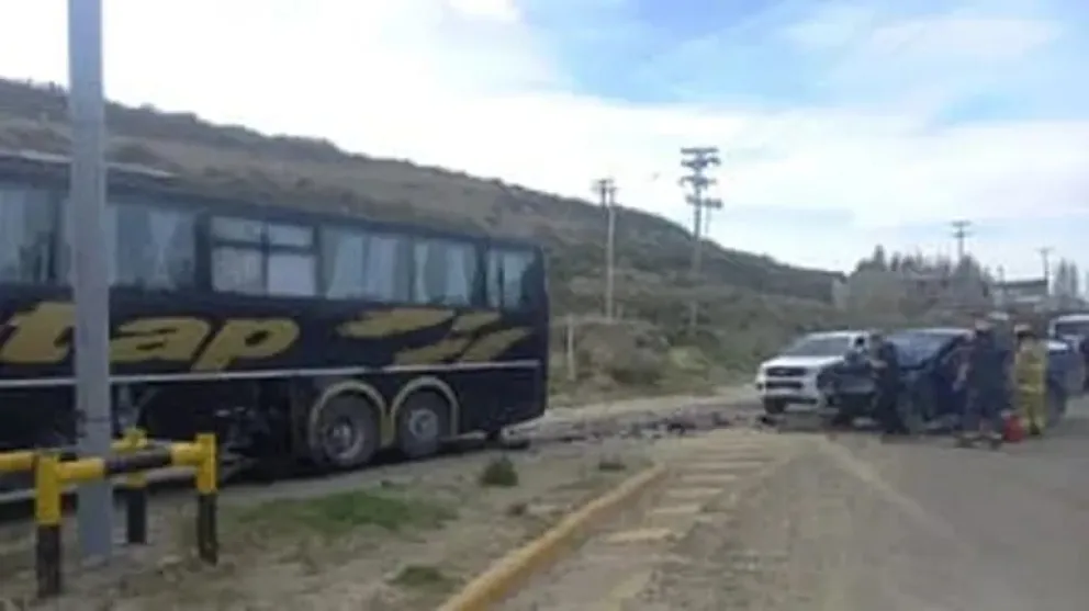 Camioneta choca contra un transporte escolar con varios niños aunque resulta solo lesionado el chofer