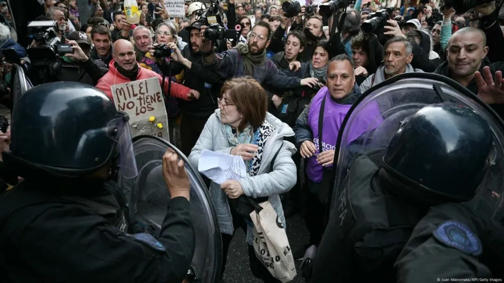 AJUPEMU: “repudiamos con todas las letras, el miserable acto de cobardía que significa pegarle a gente indefensa”