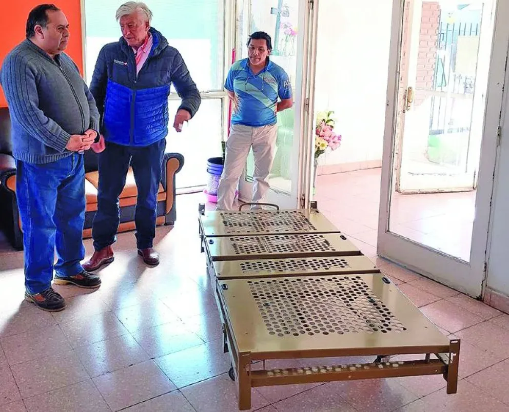 Rotary Club de Rada Tilly donó una cama ortopédica al Hogar de Ancianos Pablo VI