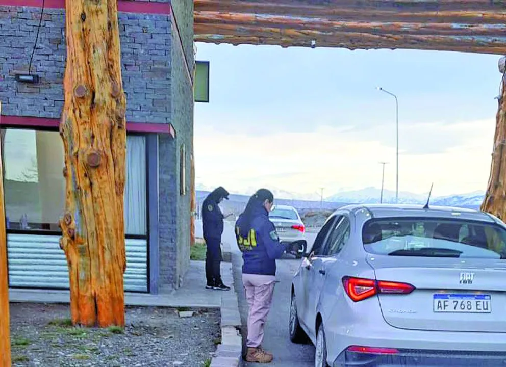 En el Calafate: Fuertes operativos policiales callejeros con canes detectores de drogas