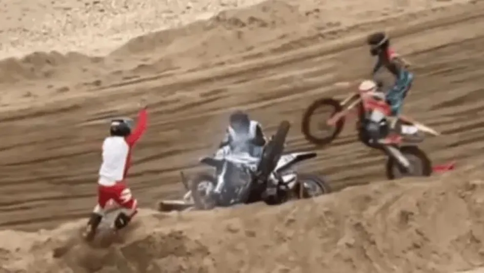 Impactante choque en prueba de motos: se llevó puesto a otro piloto mientras estaba caído y hay tres heridos