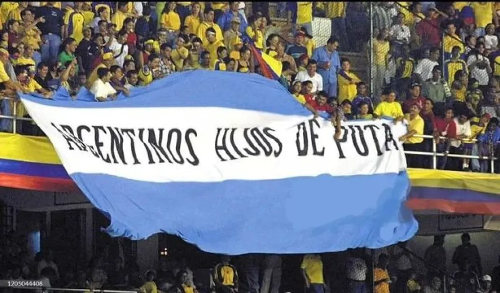 Hinchas colombianos desplegaron una polémica bandera: "Argentinos hijos de puta"
