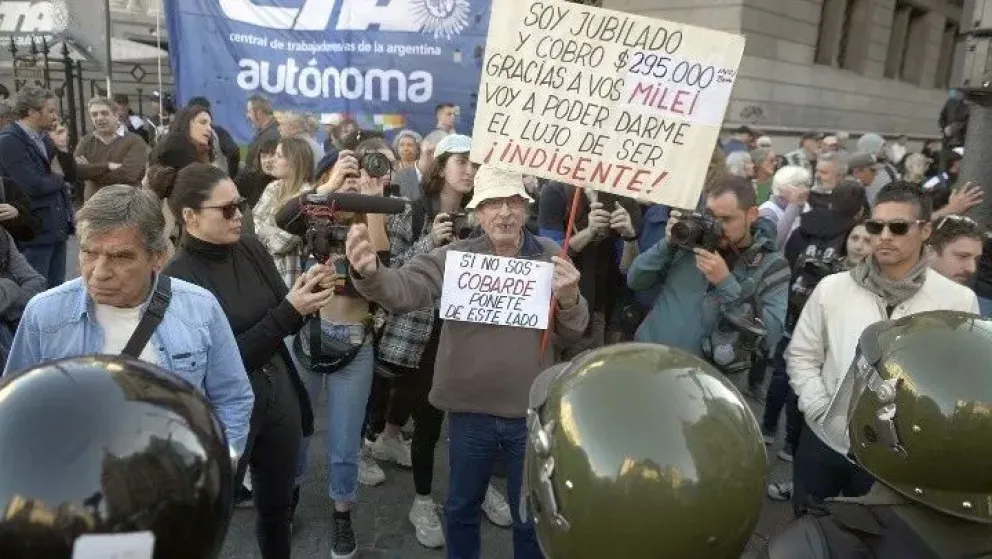 Marcha multisectorial contra el veto de Milei: Jubilados, sindicatos y movimientos sociales al Congreso