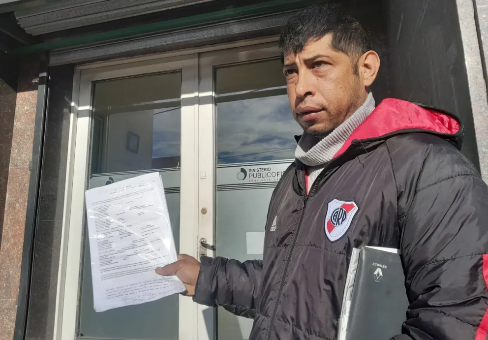 Un hombre reclama que no le quieren entregar el auto que le robaron integrantes de la comunidad gitana