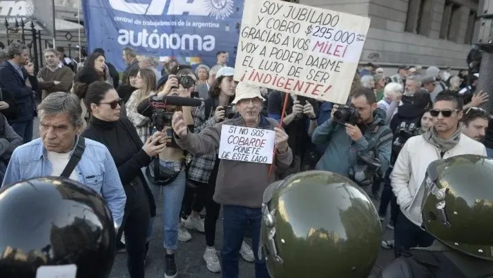 Máxima tensión en el Congreso: los manifestantes tiraron los vallados y se enfrentan con la Policía