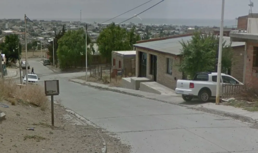 Un adolescente caminaba junto a su madre por calles de Caleta Olivia, se desvaneció y murió en el Hospital