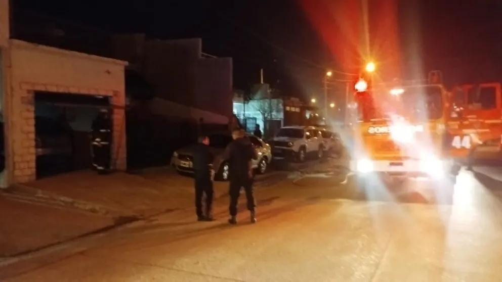 Después del asado no apagaron bien el fogón y se incendió el garage de una casa en barrio San Cayetano