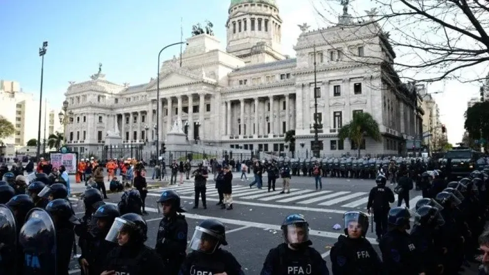 Al menos 12 heridos y tres detenidos en los enfrentamientos en las afueras del Congreso