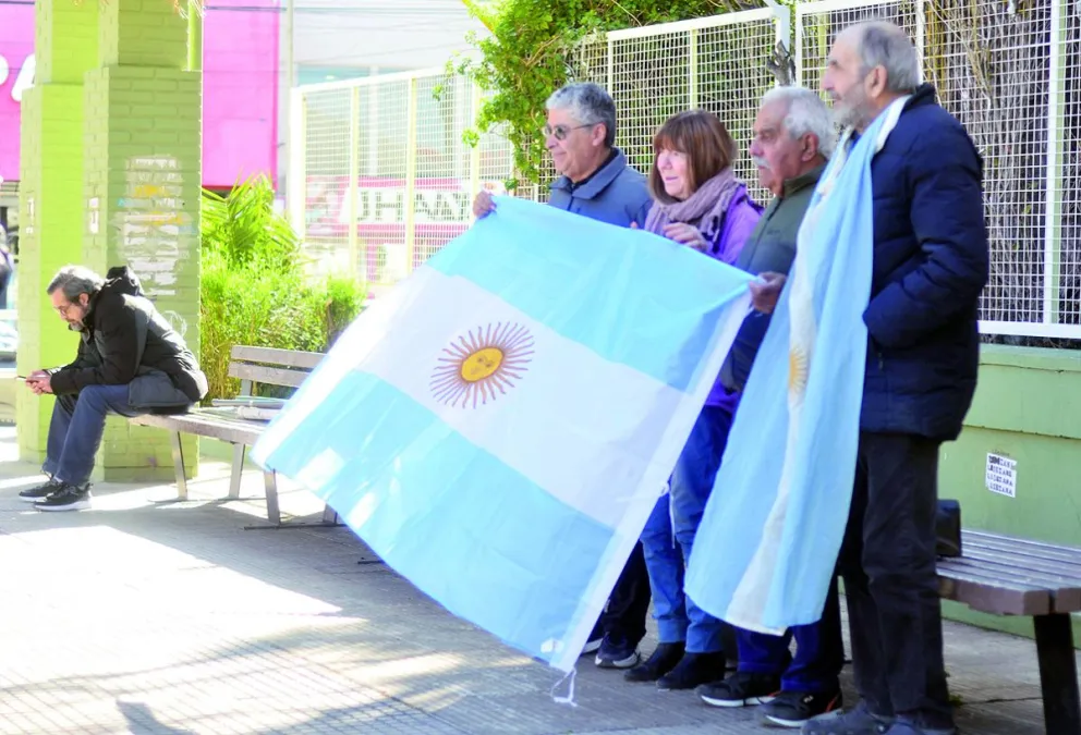 Jubilados y organizaciones sociales se concentraron  en Comodoro en contra del veto a la ley jubilatoria