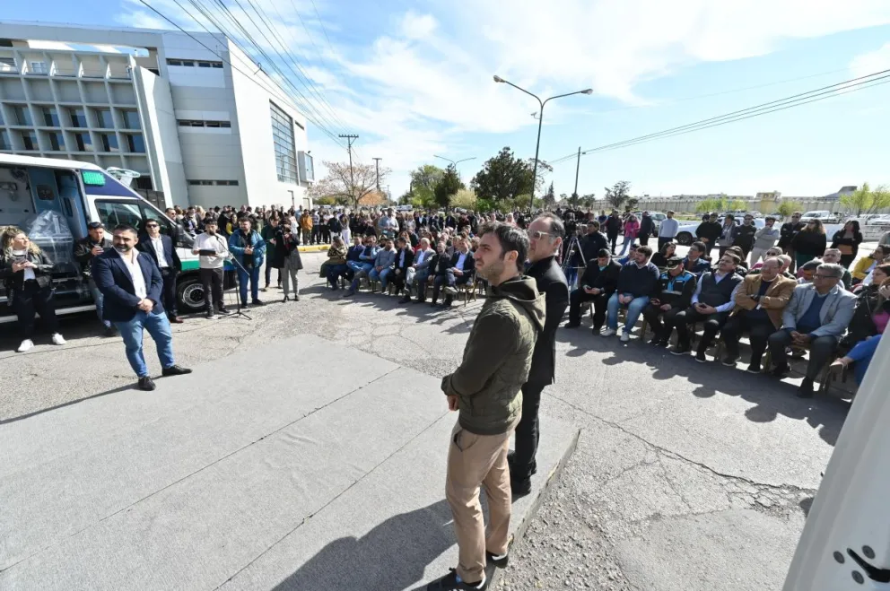 Torres presentó dos nuevas ambulancias para Seros y participó del lanzamiento de la aplicación digital de ISSyS