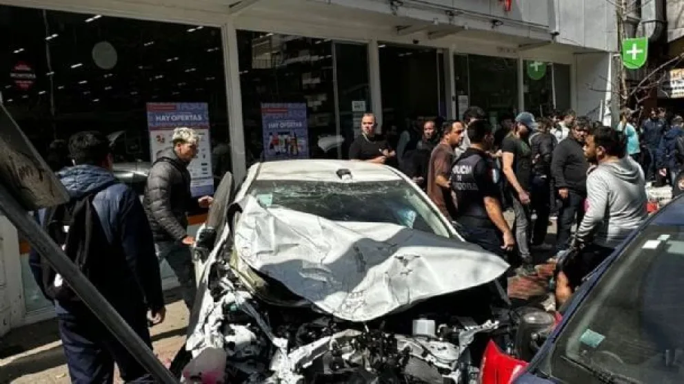 Córdoba: perdió el control del auto, se subió a la vereda y atropelló a 35 personas