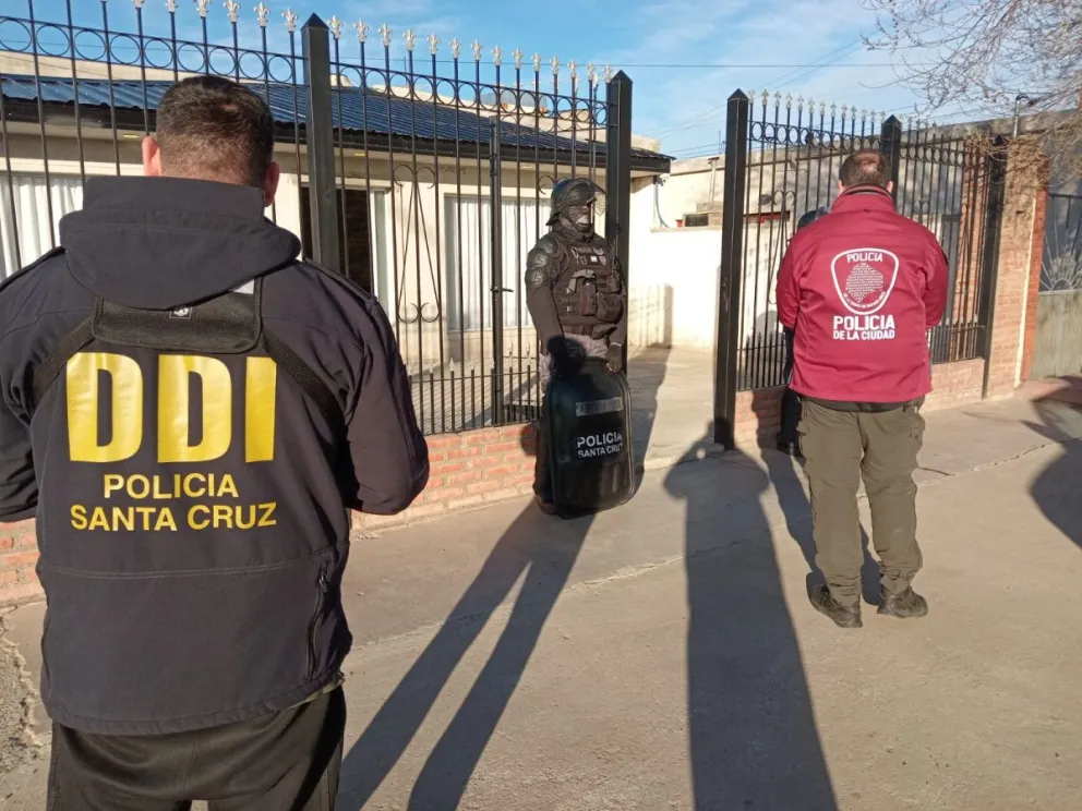 Por estafa a gran escala en Buenos Aires, hicieron dos allanamientos en Pico Truncado e incautaron gran cantidad de dinero y armas de fuego