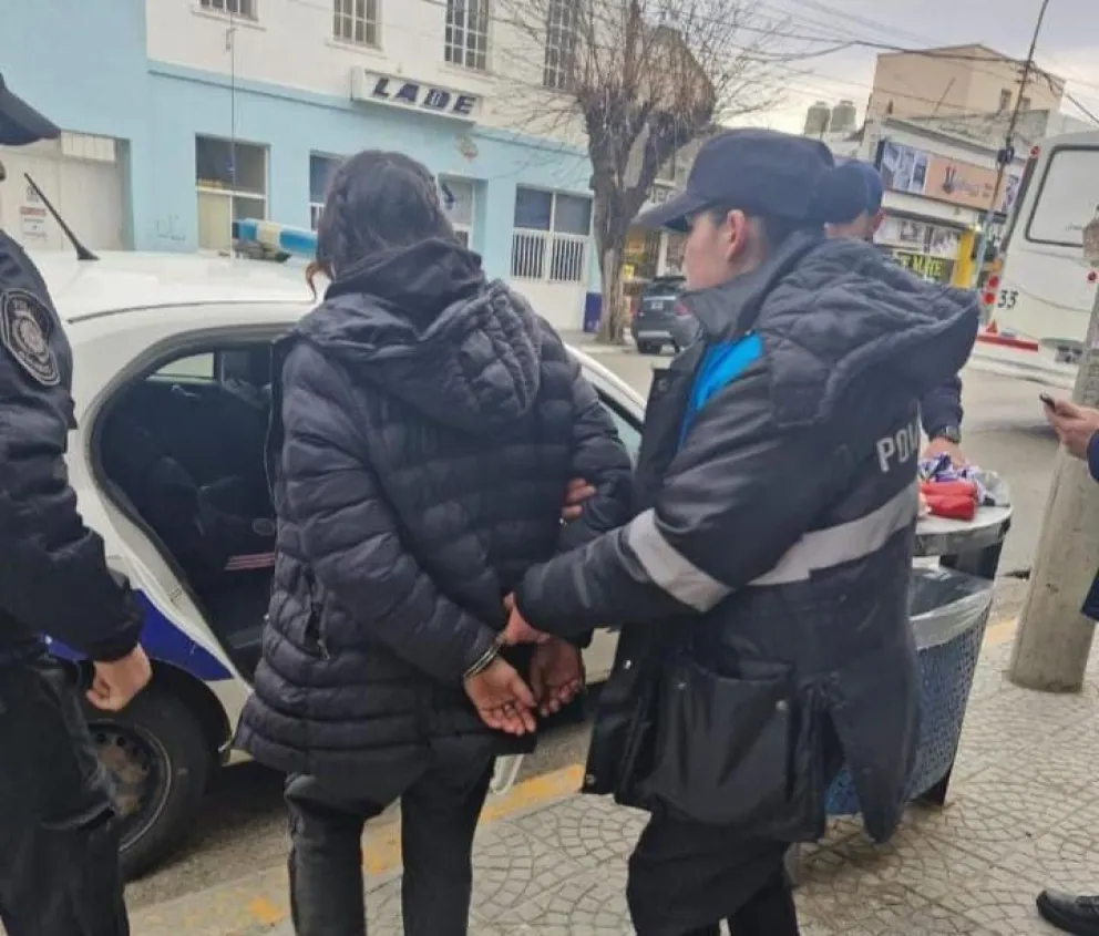 Un hombre y una mujer detenidos por hurtar 10 pares de medias de tienda céntrica