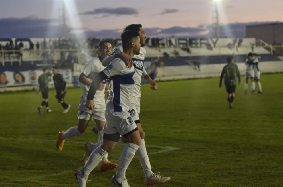 Newbery, a la cabeza