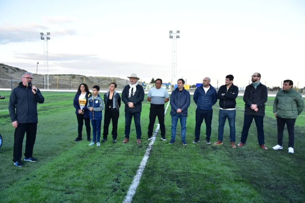 Talleres Juniors inauguró su cancha de césped sintético