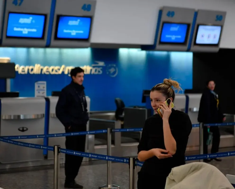 Pérdidas millonarias para Aerolíneas Argentinas por el paro de pilotos y tripulantes de cabina en Aeroparque y Ezeiza