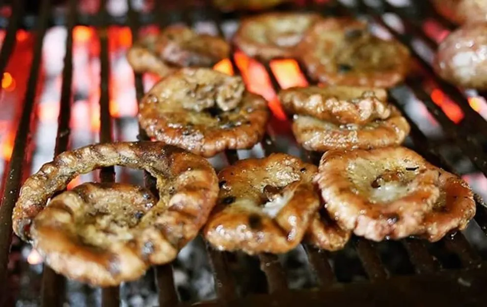 Chinchulines a la parrilla: el truco para cocinarlos tiernos por dentro y crocantes por fuera