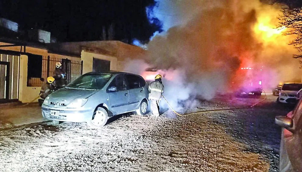 Quemaron una camioneta estacionada frente a un taller mecánico en Trelew