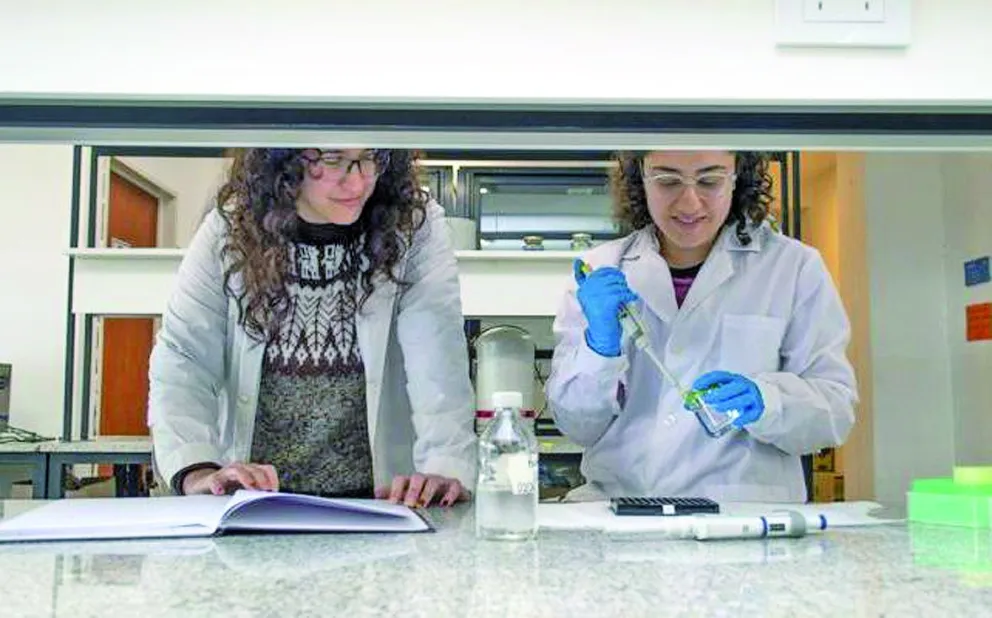 Ponen a punto una herramienta para detectar contaminación por hidrocarburos en el agua utilizando un pez autóctono