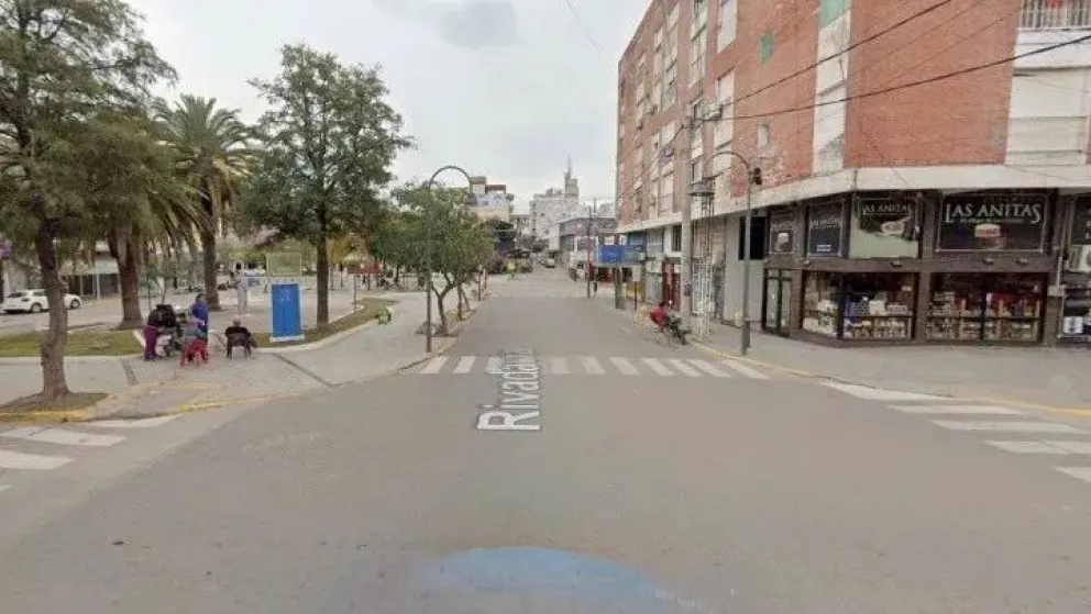 Intento de femicidio: un hombre apuñaló a una mujer en la calle y luego se cortó el cuello