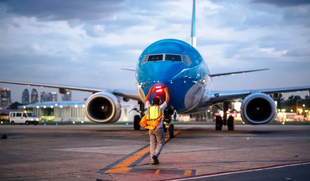 El Gobierno oficializó la declaración como "servicio esencial" del transporte aéreo